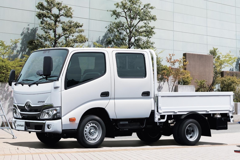 写真はダブルキャブ・2WD・ジャストロー・木製デッキ・1.0トン積・2.0Lガソリン車