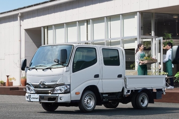 写真左はダブルキャブ・2WD・ジャストロー・木製デッキ・1.0トン積・2.0Lガソリン車